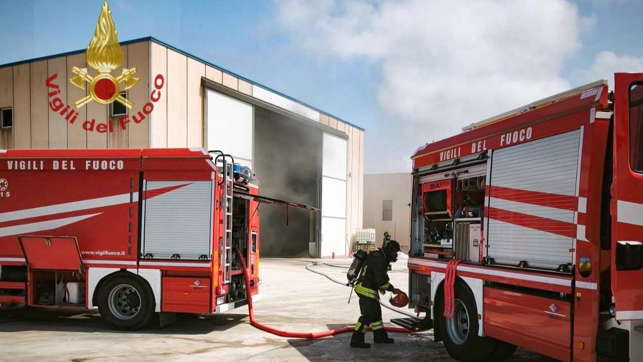 Paura nella zona industriale, va a fuoco un mezzo in un capannone