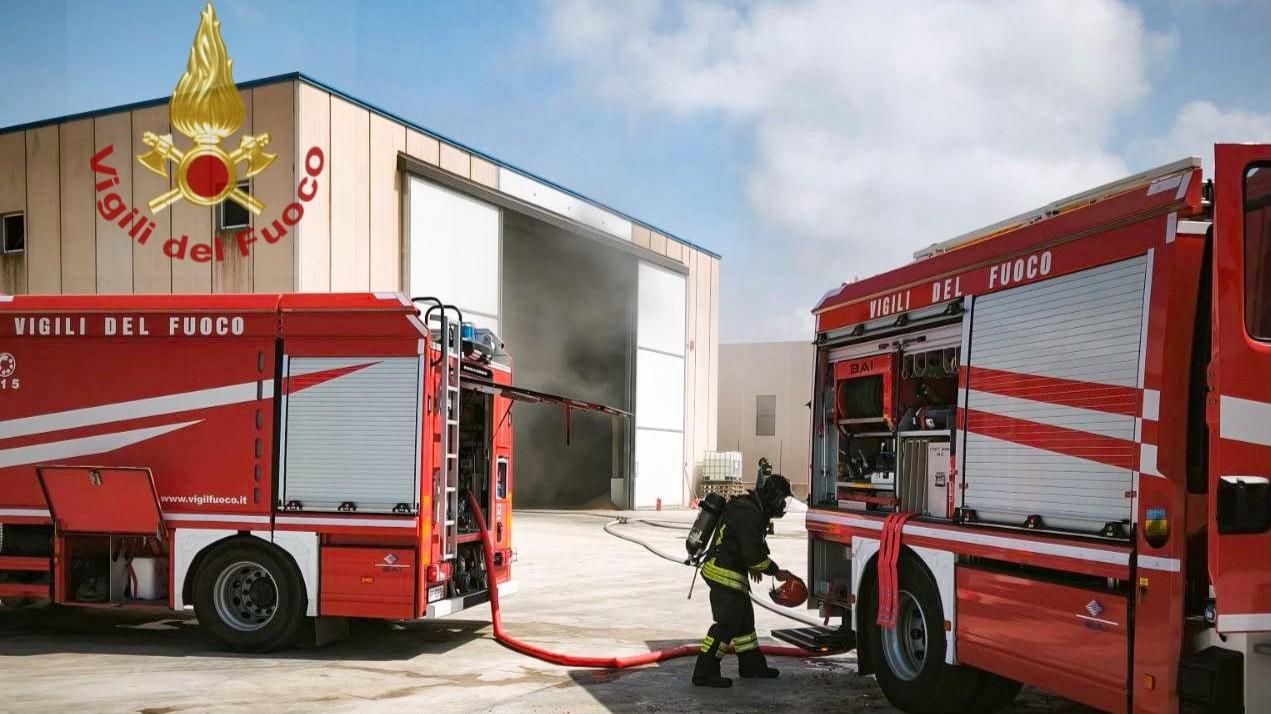 Paura nella zona industriale, va a fuoco un mezzo in un capannone