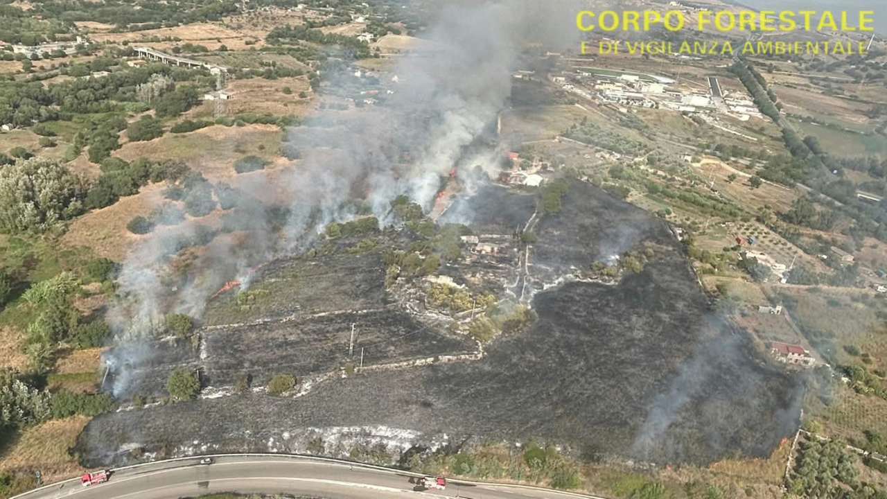 Incendi, tre grossi roghi in poche ore: elicotteri in azione dal nord al sud