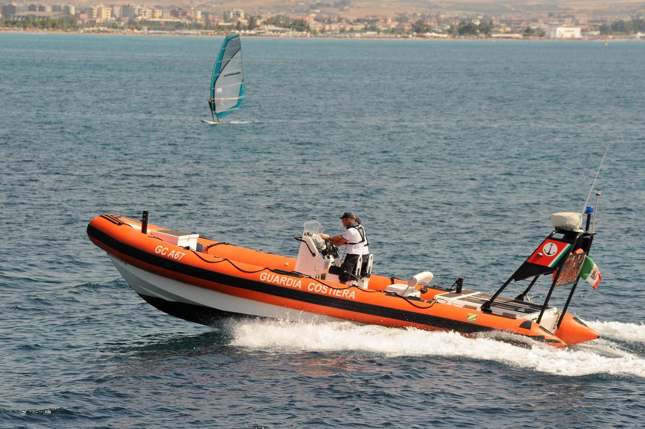 Turista annega al Poetto, salvata una donna