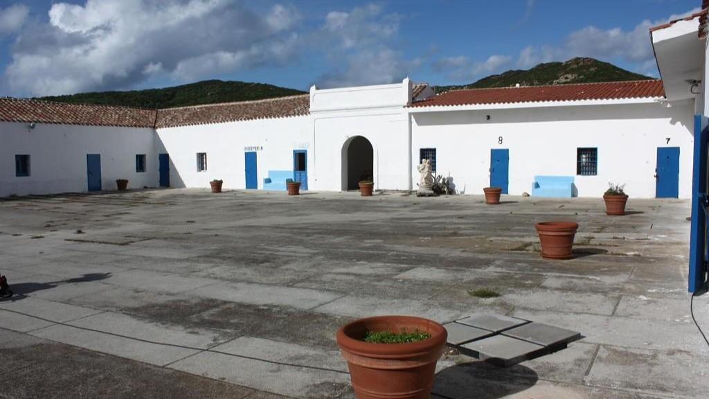 La proposta choc del sindacato della polizia penitenziaria: «Riaprite il carcere dell’Asinara»
