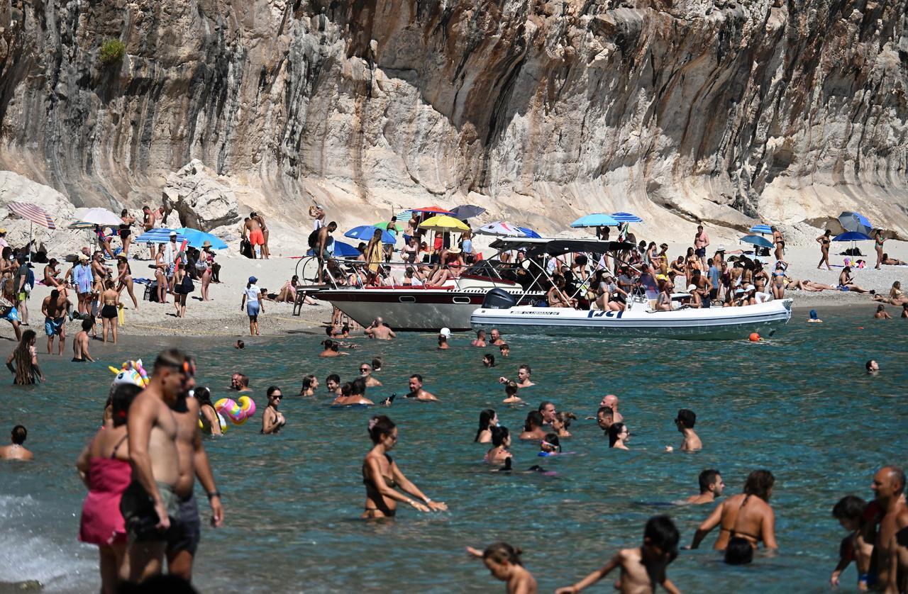 
	Gommoni pieni di visitatori nelle acque a Cala Luna <em>(foto Locci)</em>

