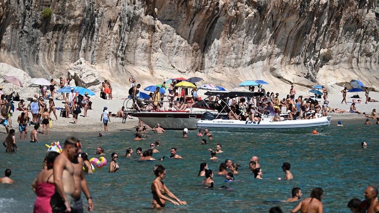 Gommoni pieni di visitatori nelle acque a Cala Luna <em>(foto Locci)</em>