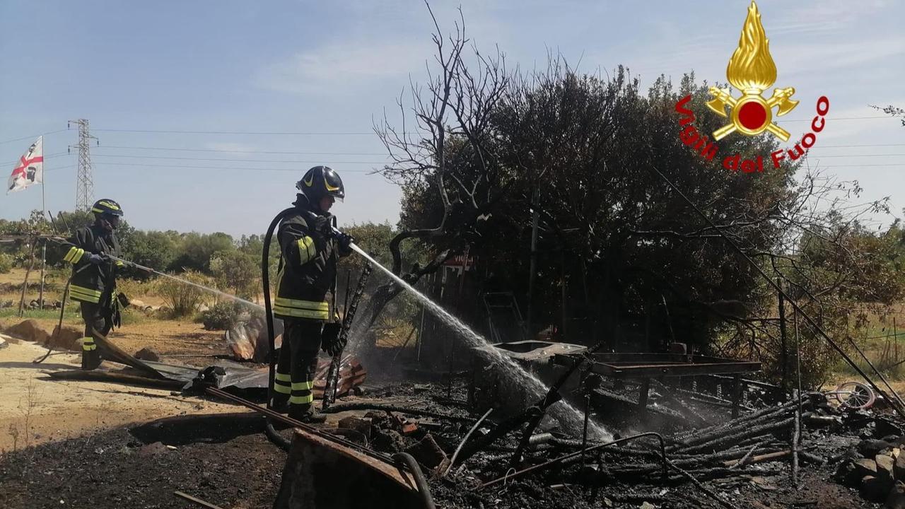 Lavatrice va a fuoco, incendio in un locale prefabbricato: paura in campagna
