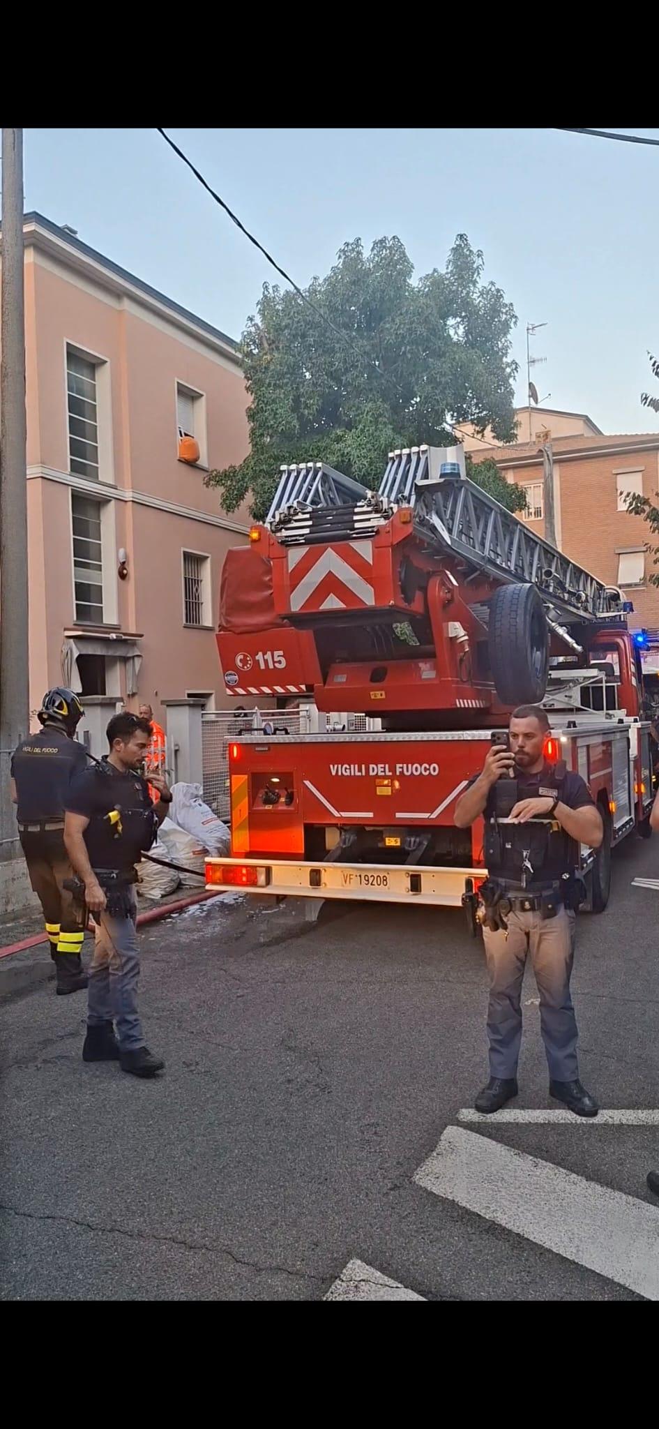 Reggio Emilia, scoppia un incendio in casa: coppia di anziani salvata dai vicini