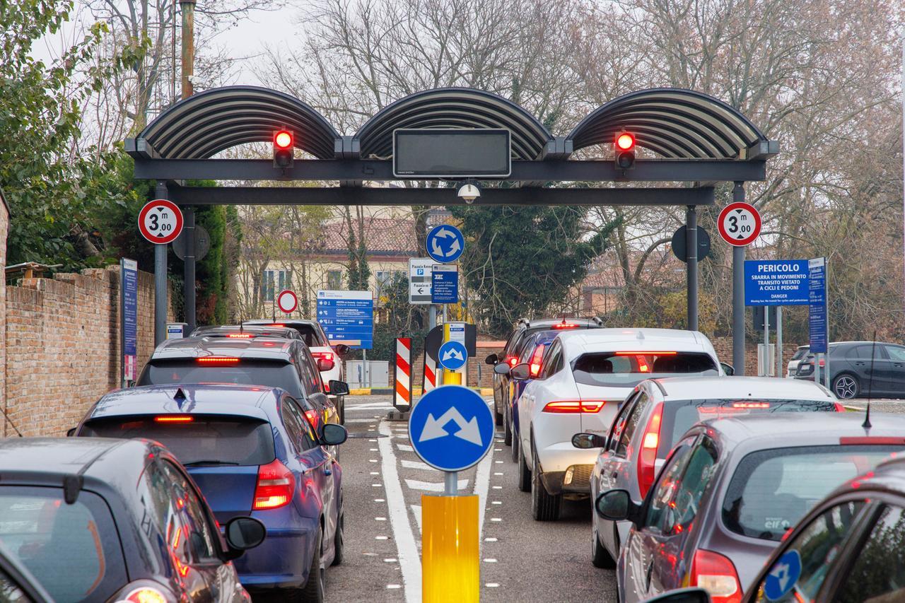 Ferrara, aumenti dei parcheggi blu: ecco quanto ha incassato in più il Comune