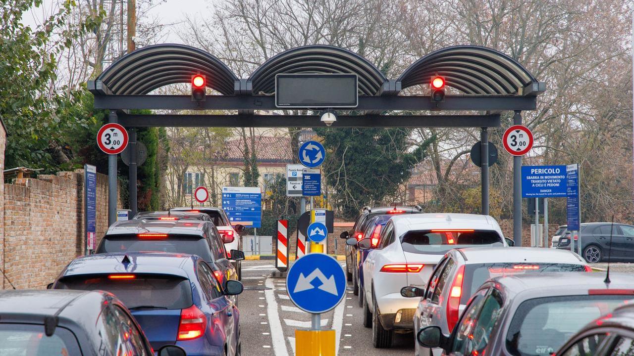 Ferrara, aumenti dei parcheggi blu: ecco quanto ha incassato in più il Comune