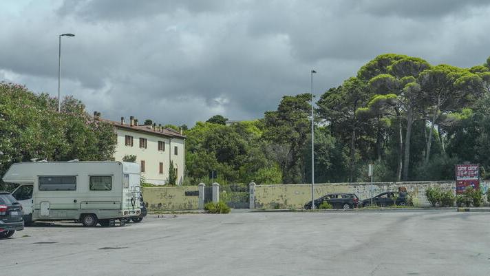 Spazzatura, sversamenti e cattivi odori: l’Asl boccia il parcheggio di via Sarti