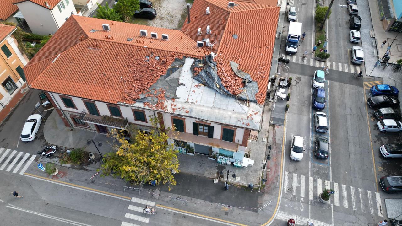 Maltempo in Versilia, colpo al commercio: obbligo di chiusura per quattro attività a Tonfano. Ancora danni alle case