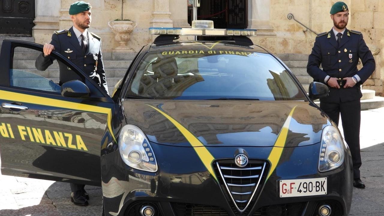 Sbarca con tre missili anticarro nel furgone, arrestato