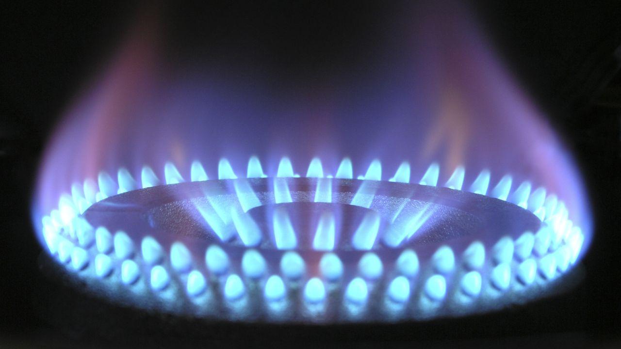 Casa, bollette e benzina si mangiano quasi metà della spesa delle famiglie: i numeri del 2026 e la crescita choc