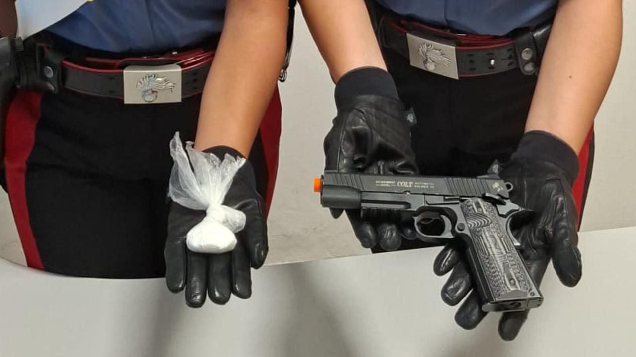 Terrore in tangenziale: affianca un neopatentato e gli punta la pistola dal finestrino dopo un sorpasso