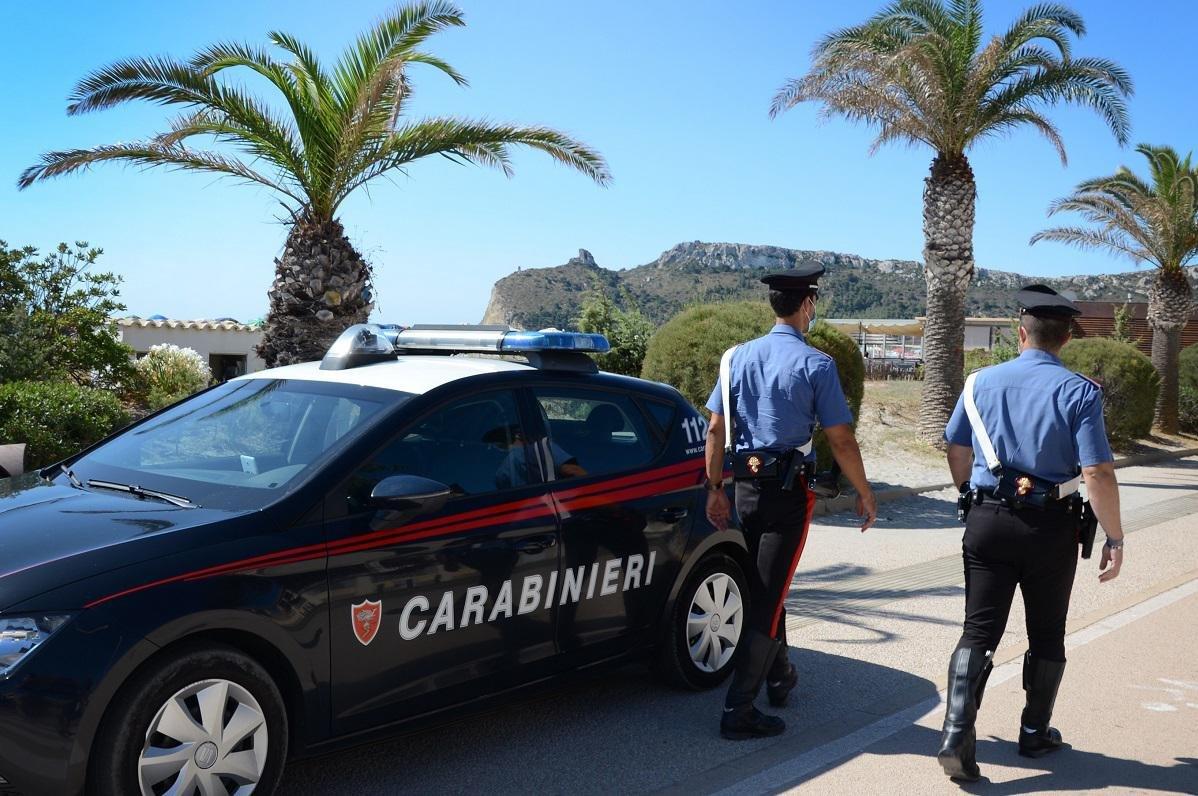 Ruba due cellulari in spiaggia e poi aggredisce i carabinieri: un giovane arrestato due volte in 24 ore