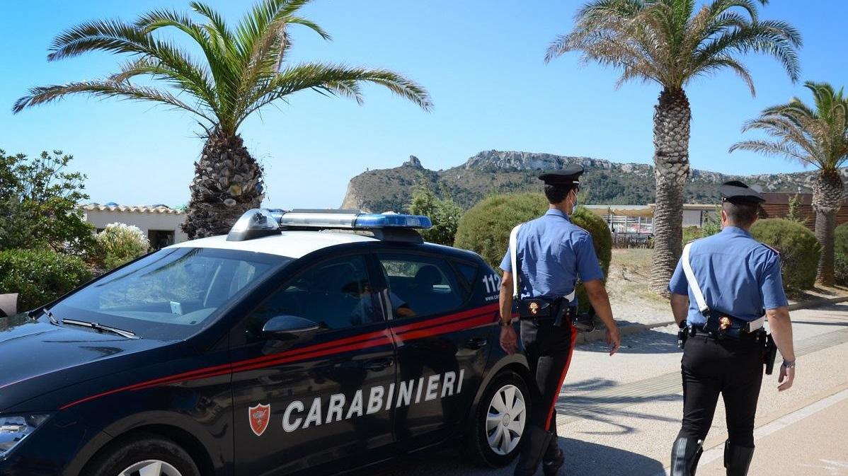 Ruba due cellulari in spiaggia e poi aggredisce i carabinieri: un giovane arrestato due volte in 24 ore