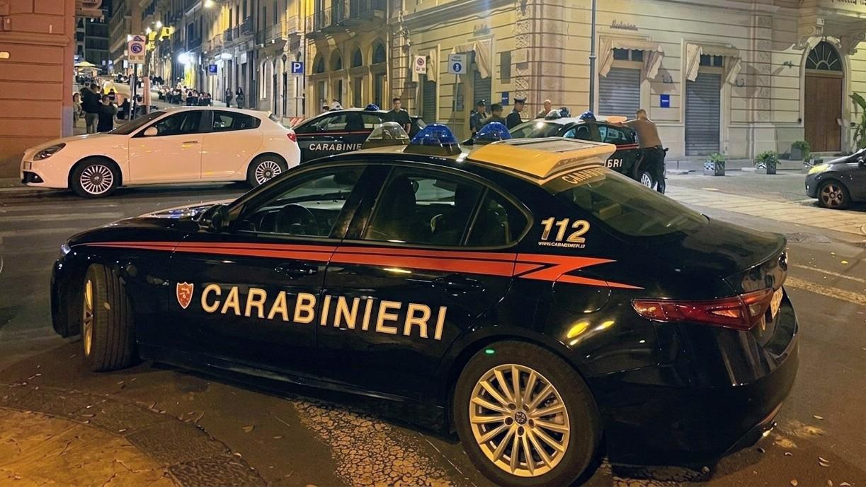 Sesso in auto vicino alla piazza principale, arrivano i carabinieri: coppia li aggredisce