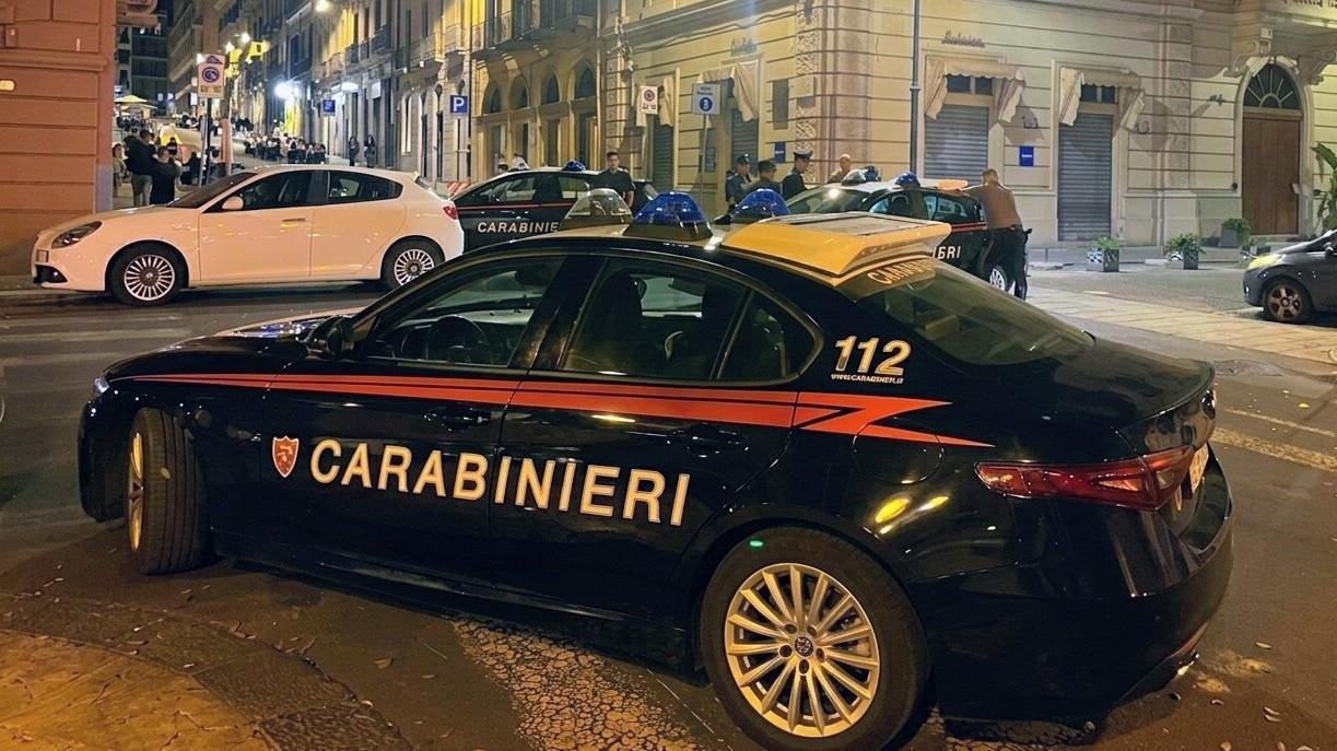 Sesso in auto vicino alla piazza principale, arrivano i carabinieri: coppia li aggredisce