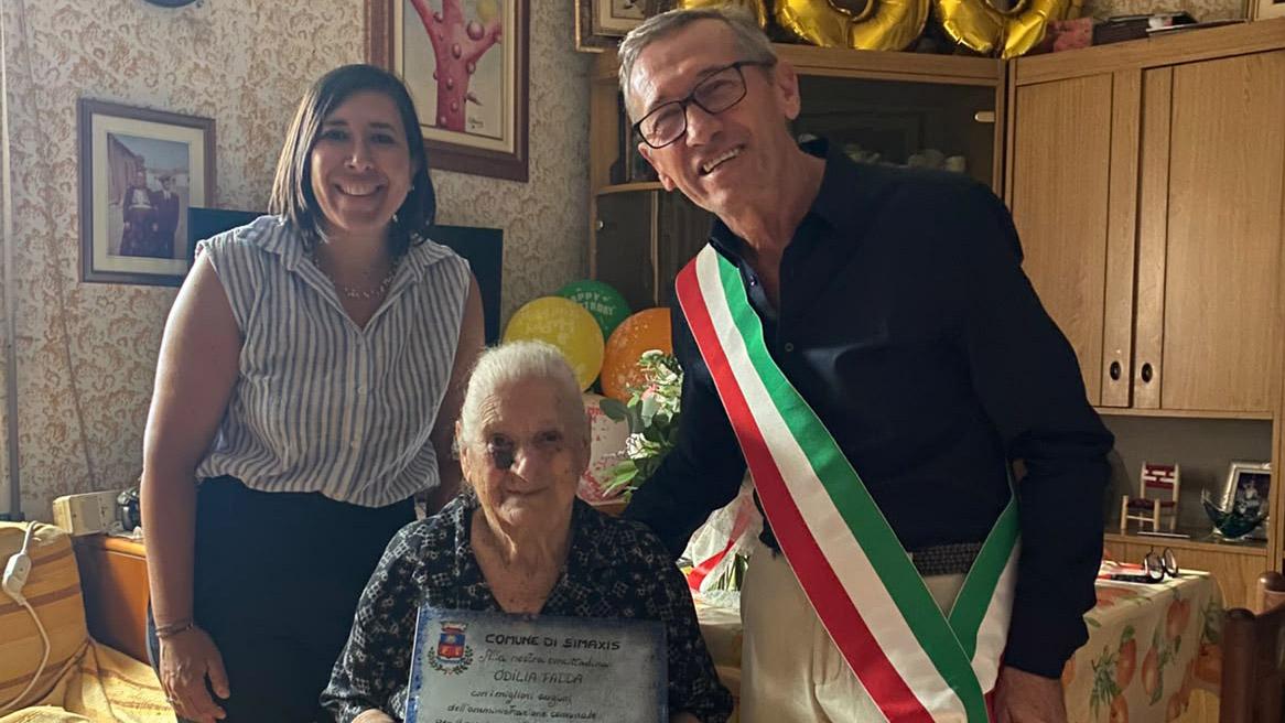 Cento candeline per tzia Odilia: «È bello invecchiare»