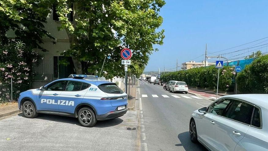 Una volante davanti al commissariato di polizia di Rosignano Solvay (foto d'archivio)