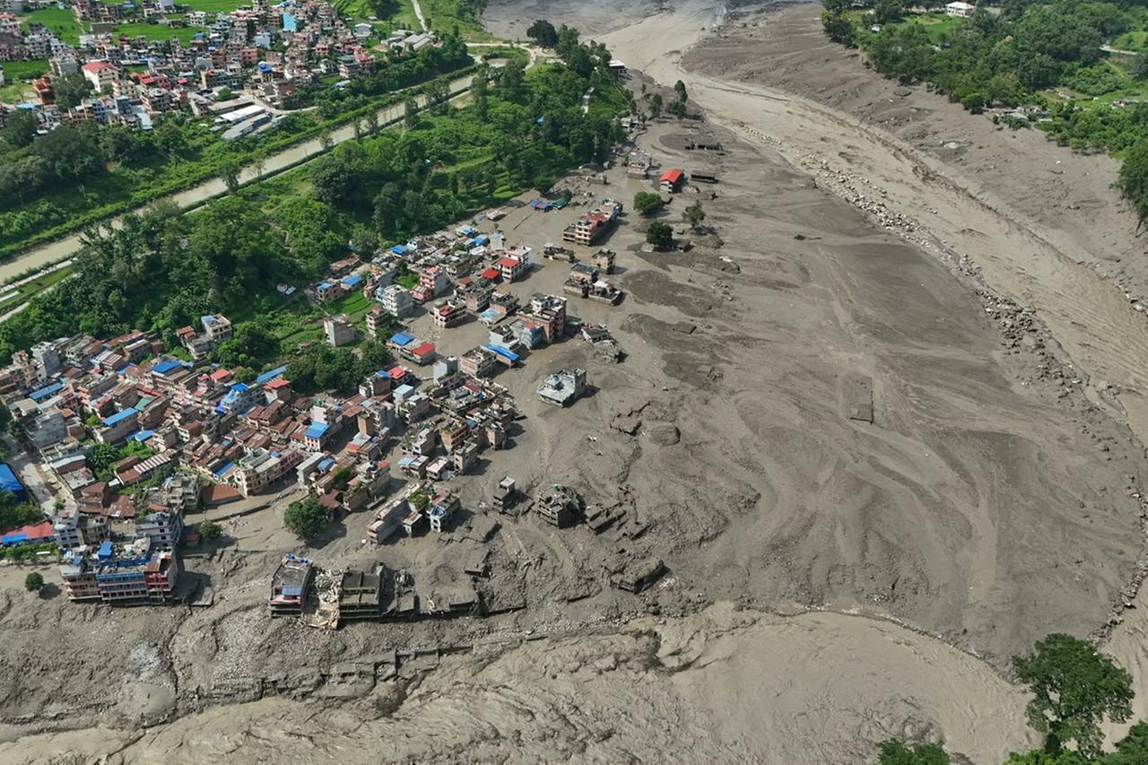 Alluvione tra Tibet e Nepal: morti e turisti dispersi. La Farnesina: «Verifiche sugli italiani presenti nell’area»