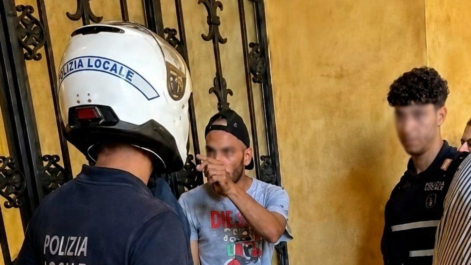 Ferrara, uomo in stato di agitazione entra in Comune chiedendo casa, cibo e sigarette: interviene la Polizia