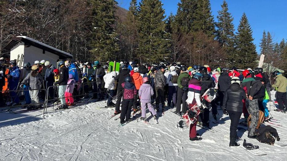Sciatori sulla montagna pistoiese