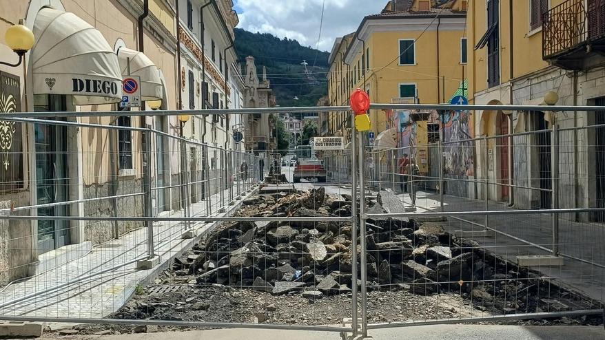 Il cantiere in via Verdi a Carrara