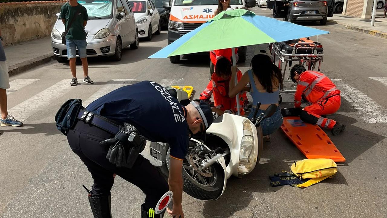 Alghero, non si ferma allo stop e fa cadere una motociclista: una donna ferita