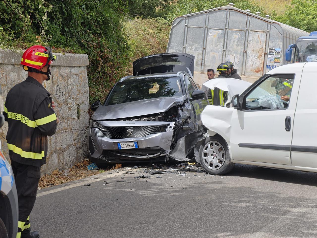 Terribile scontro frontale fra due auto: un ferito