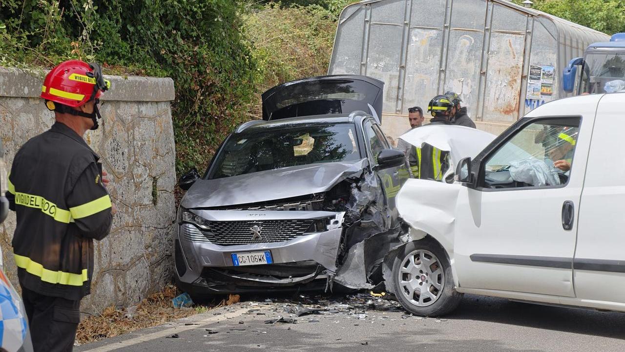 Terribile scontro frontale fra due auto: un ferito