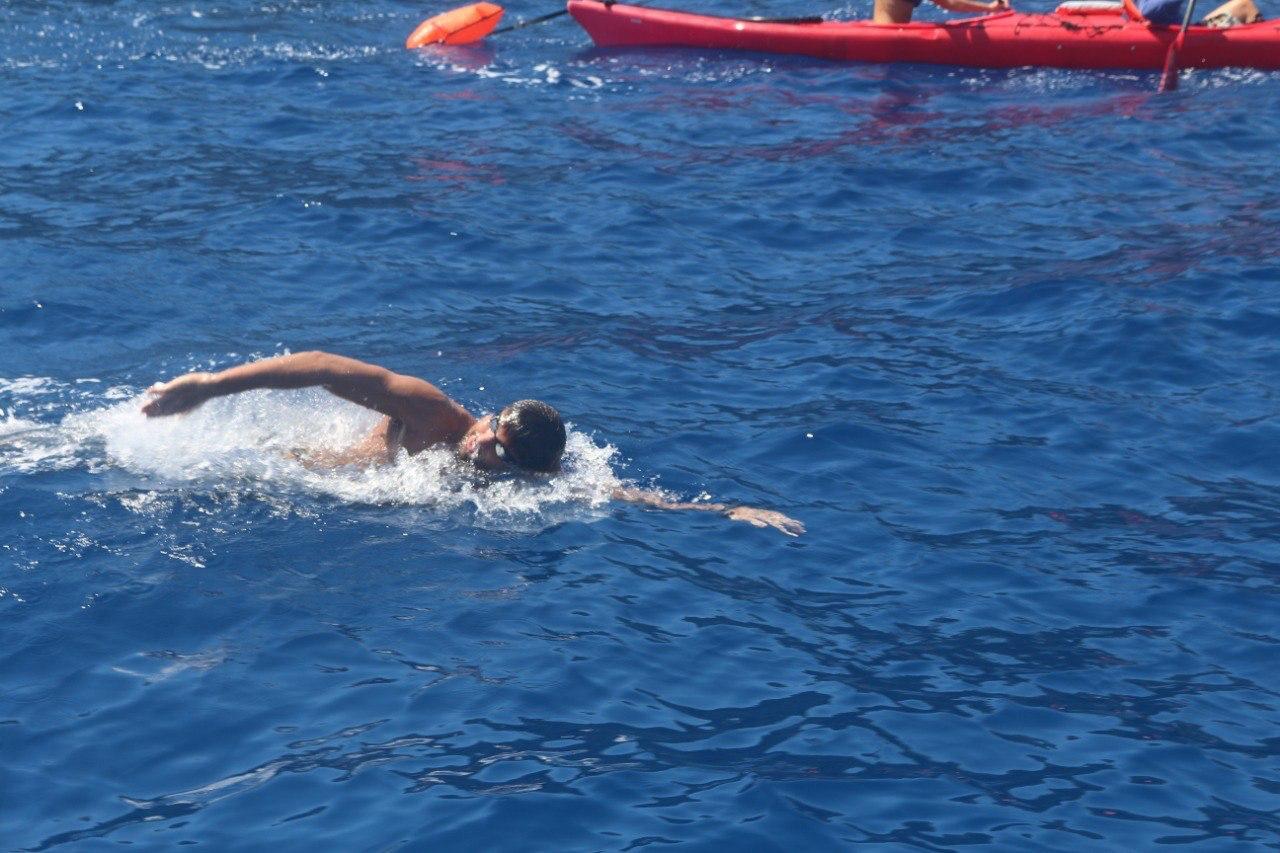 A nuoto intorno alla Sardegna e la Corsica per aiutare la ricerca: Gabriele Catta raggiunge le Bocche di Bonifacio – VIDEO
