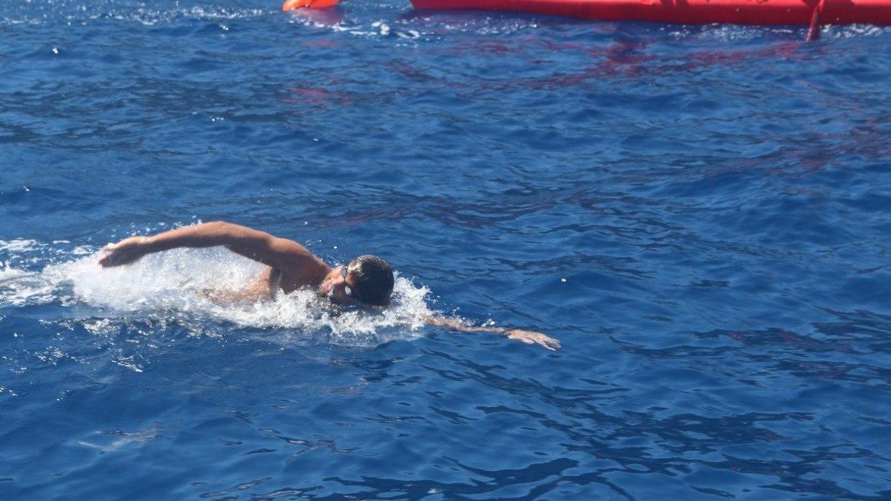A nuoto intorno alla Sardegna e la Corsica per aiutare la ricerca: Gabriele Catta raggiunge le Bocche di Bonifacio – VIDEO