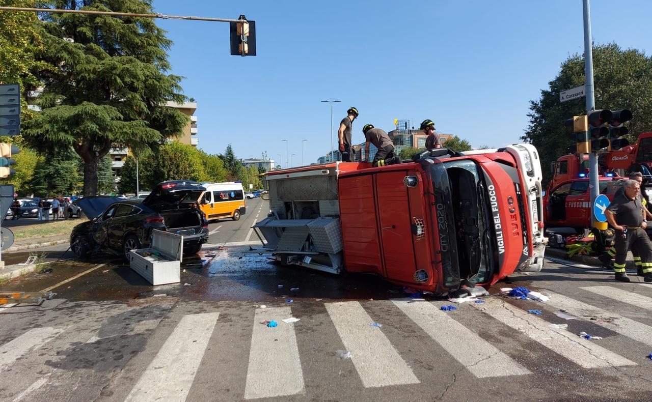 Schianto all’incrocio, camion dei vigili del fuoco si ribalta: feriti pompieri, spavento per i bimbi nell’auto