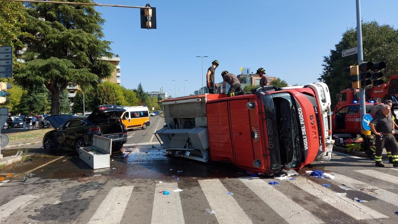 Schianto all’incrocio, camion dei vigili del fuoco si ribalta: feriti tre pompieri, spavento per i bimbi nell’auto