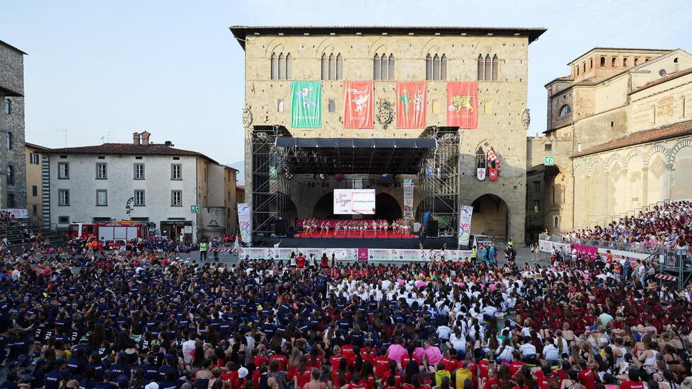 La cerimonia di chiusura di Eurogym in piazza Duomo a Pistoia (foto Nucci)