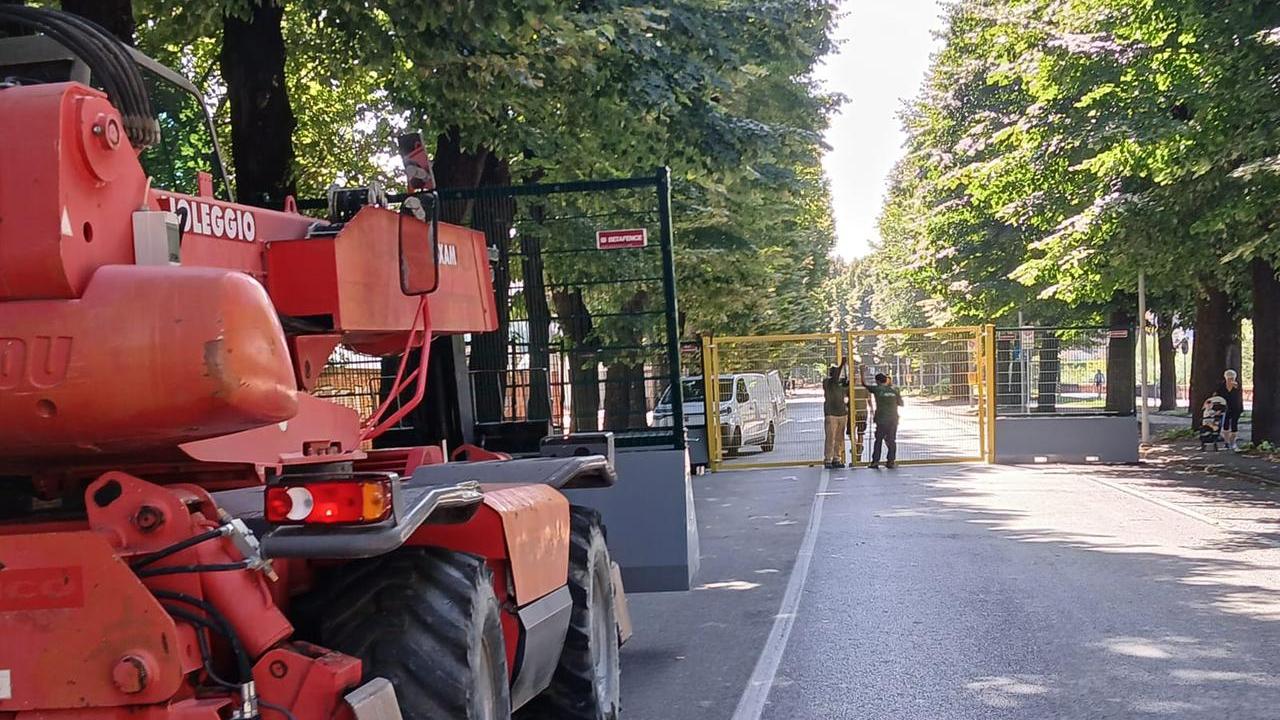 I lavori per il montaggio delle barriere davanti allo stadio Lungobisenzio