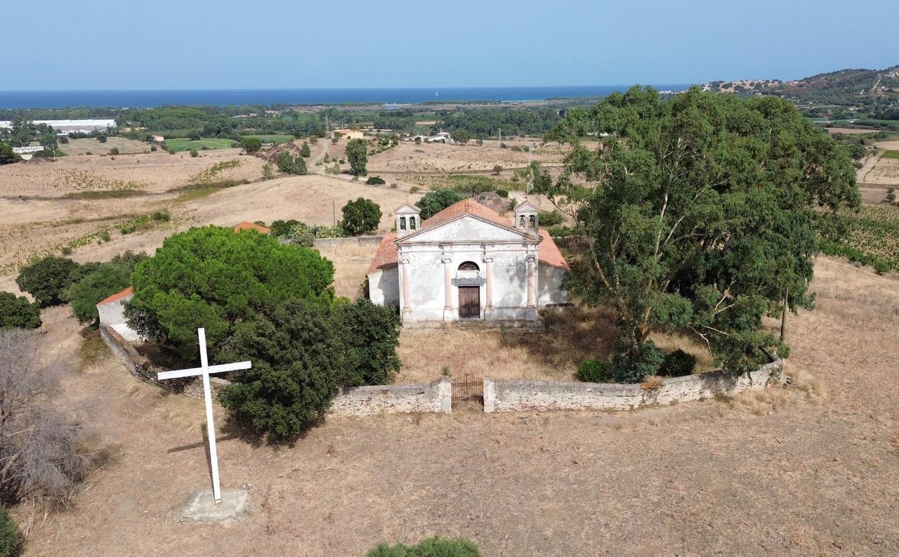 Raid nella chiesa, devastati gli arredi e distrutta la statua di Sant’Elena