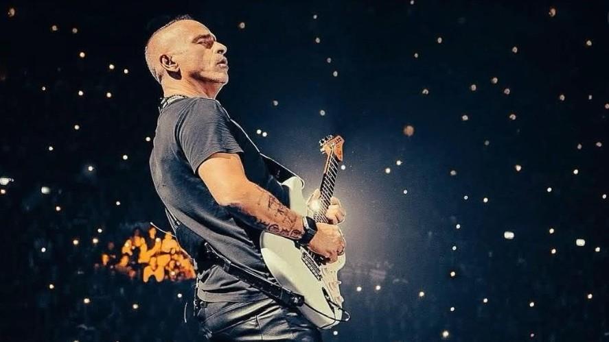 Eros Ramazzotti operato alle corde vocali: il messaggio ai fan e il tour mondiale rinviato