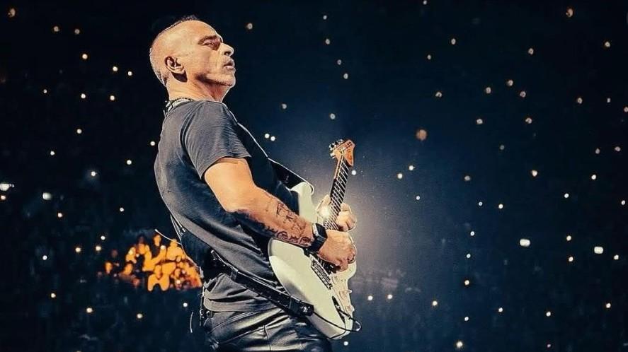 Eros Ramazzotti operato alle corde vocali: il messaggio ai fan e il tour mondiale rinviato