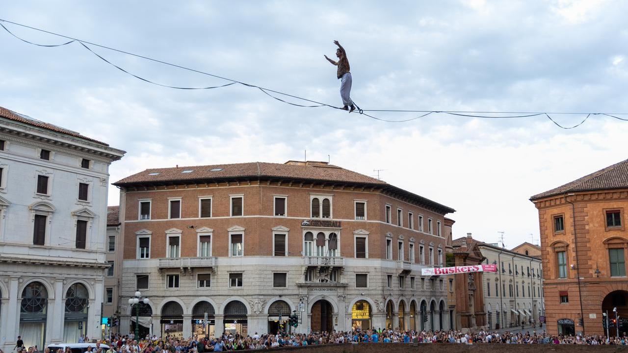 Debutto del Ferrara Buskers Festival: naso all’insù per la camminata nel vuoto