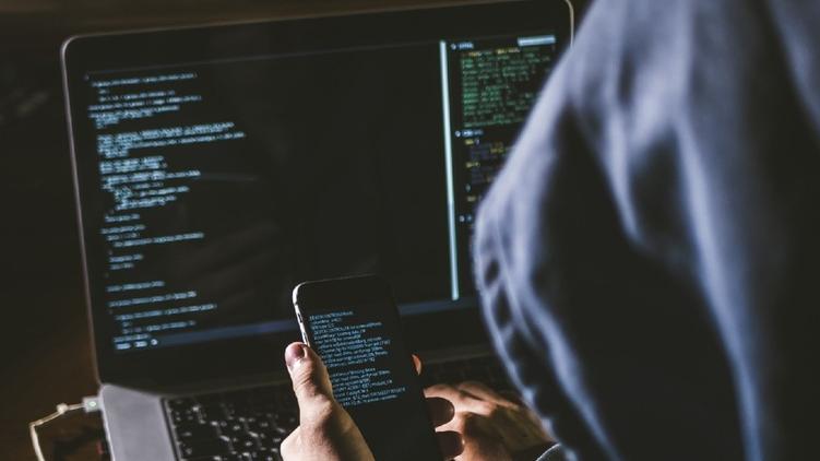 La donna era convinta di aver installato l'app della banca invece era una truffa