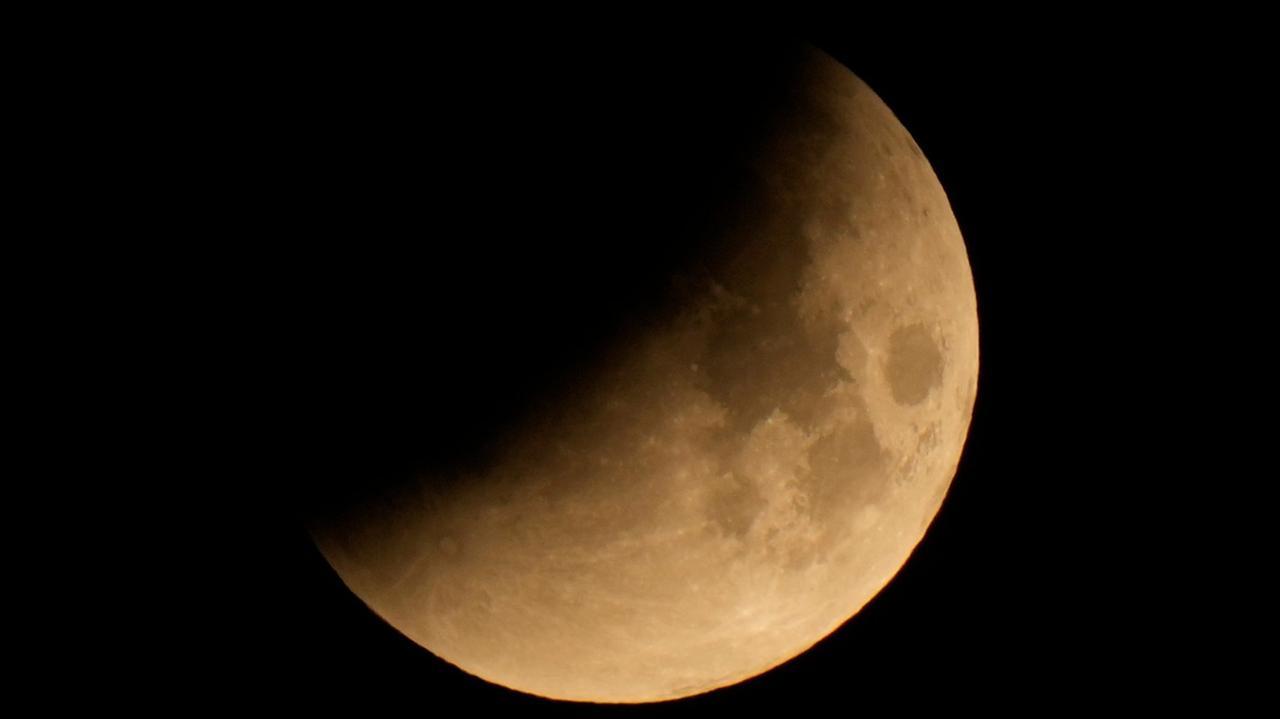 La Luna si oscura e si tinge di rosso, domani arriva l’eclissi: dove vederla e a che ora