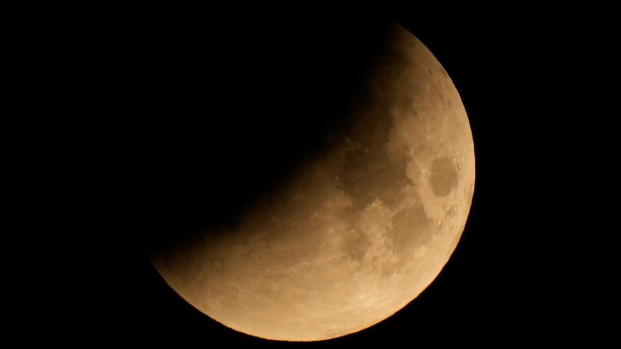 La Luna si oscura e si tinge di rosso, domani arriva l’eclissi: dove vederla e a che ora