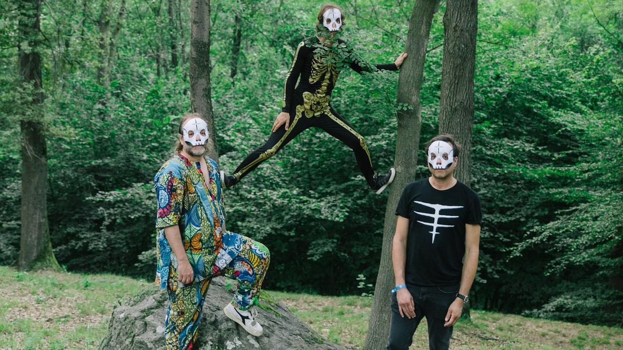 Tre allegri ragazzi morti: «I nostri trent’anni di maschere e rock n’ roll»
