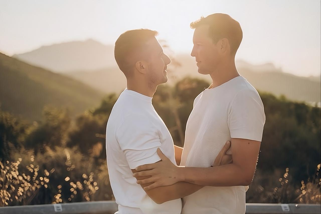 Il “per sempre sì” di Blumer e Spano in Gallura, i dettagli sul matrimonio stellare: dal concerto dei Coldplay a Giorgia e Laura Pausini