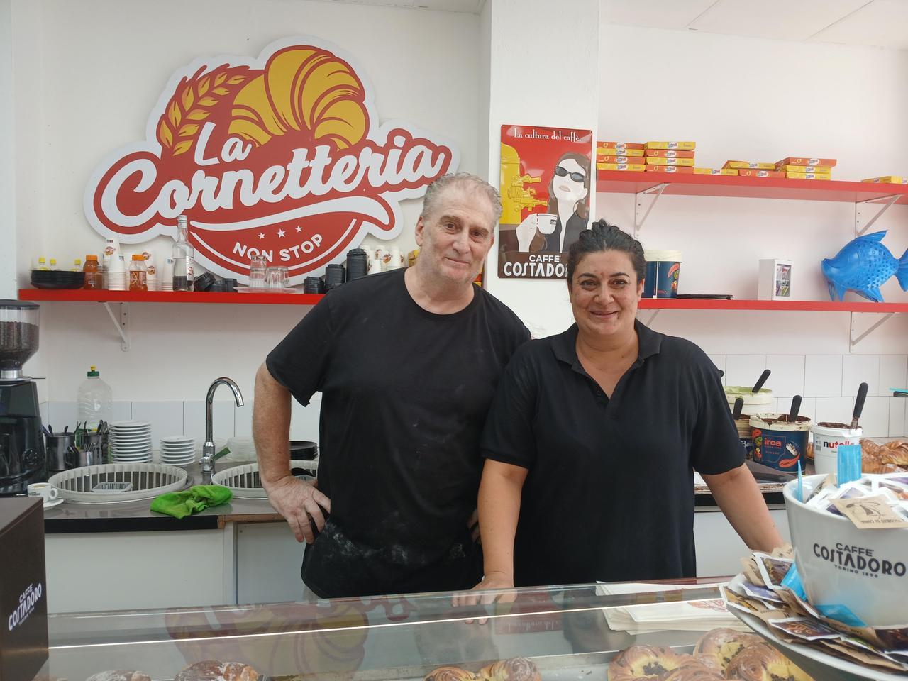 
	Armando Cervone ed Elena, una dipendente, al bancone in Darsena

