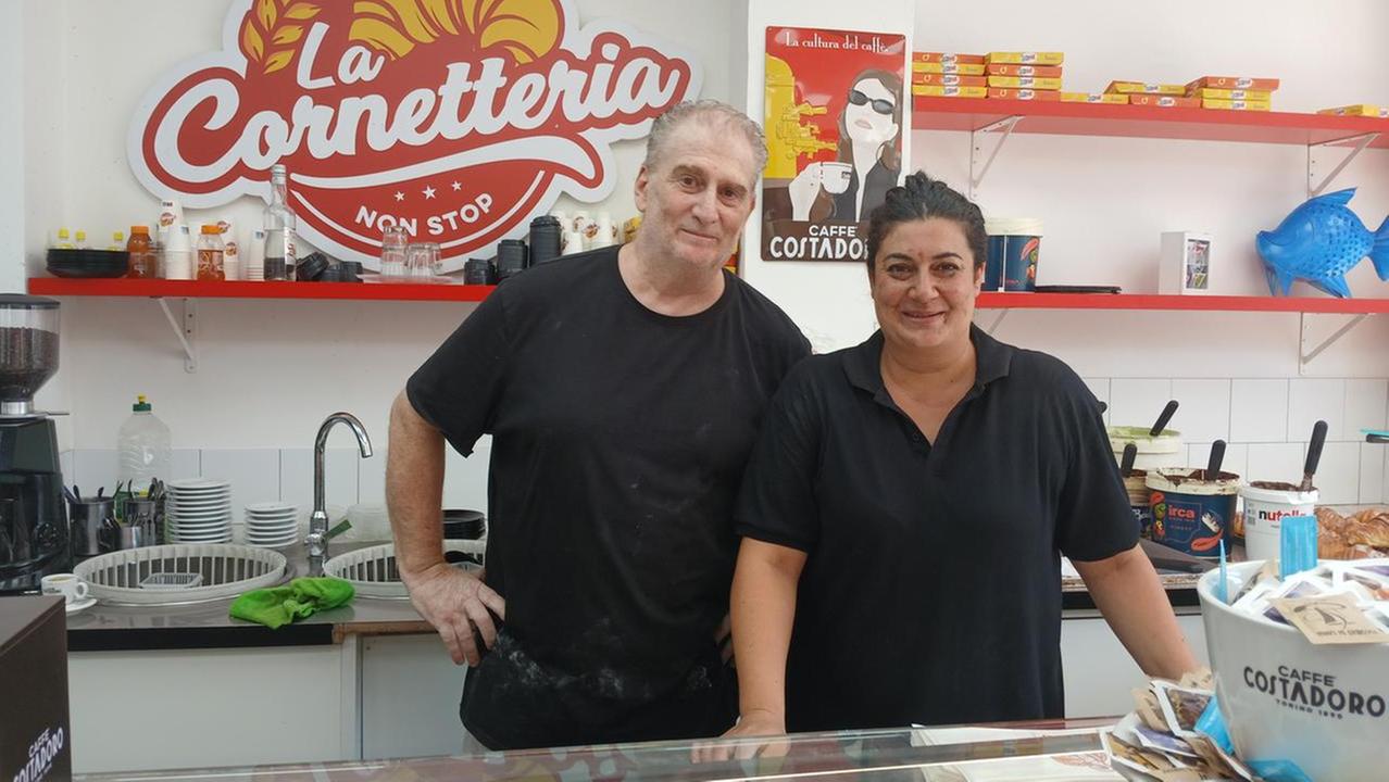 Armando Cervone ed Elena, una dipendente, al bancone in Darsena