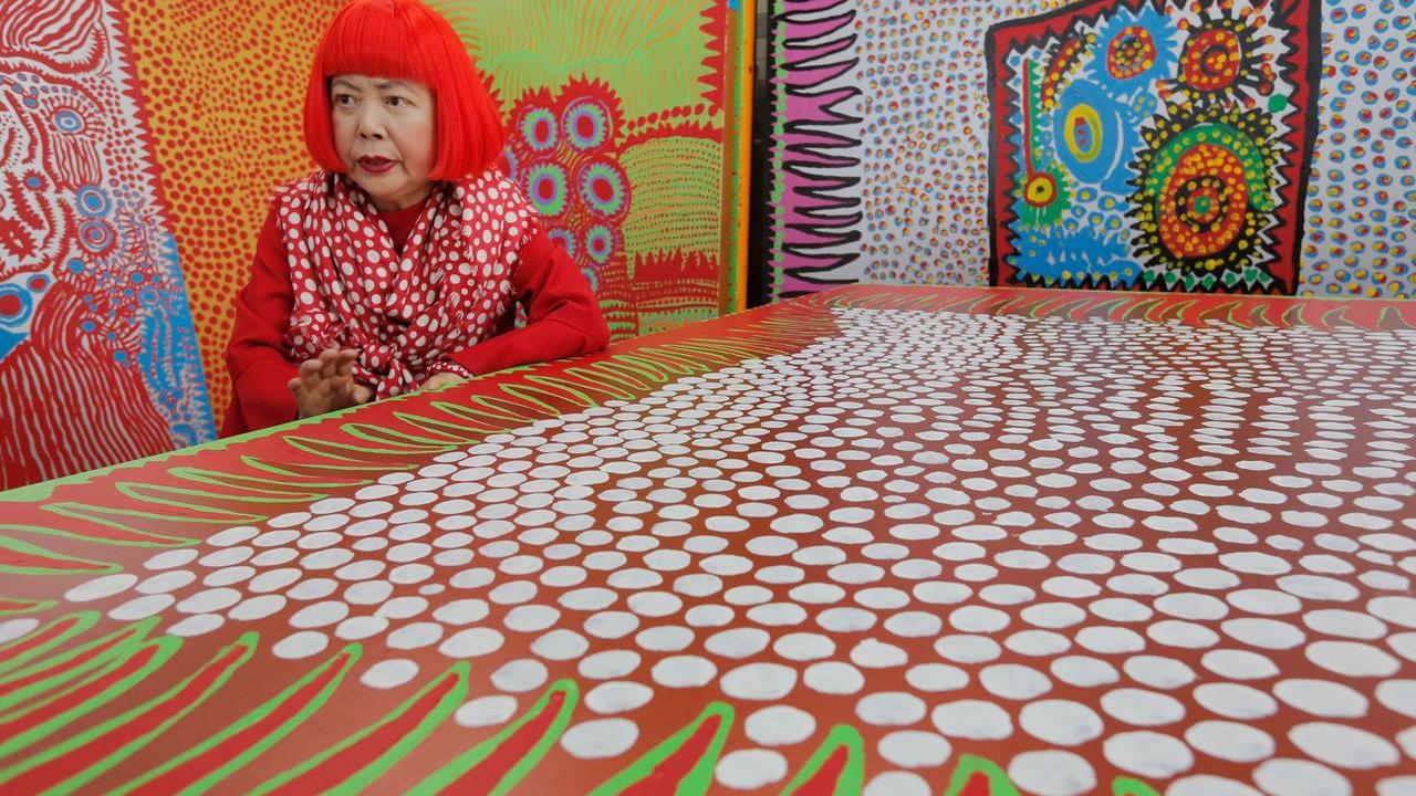 Yayoi Kusama nel suo studio a Tokyo