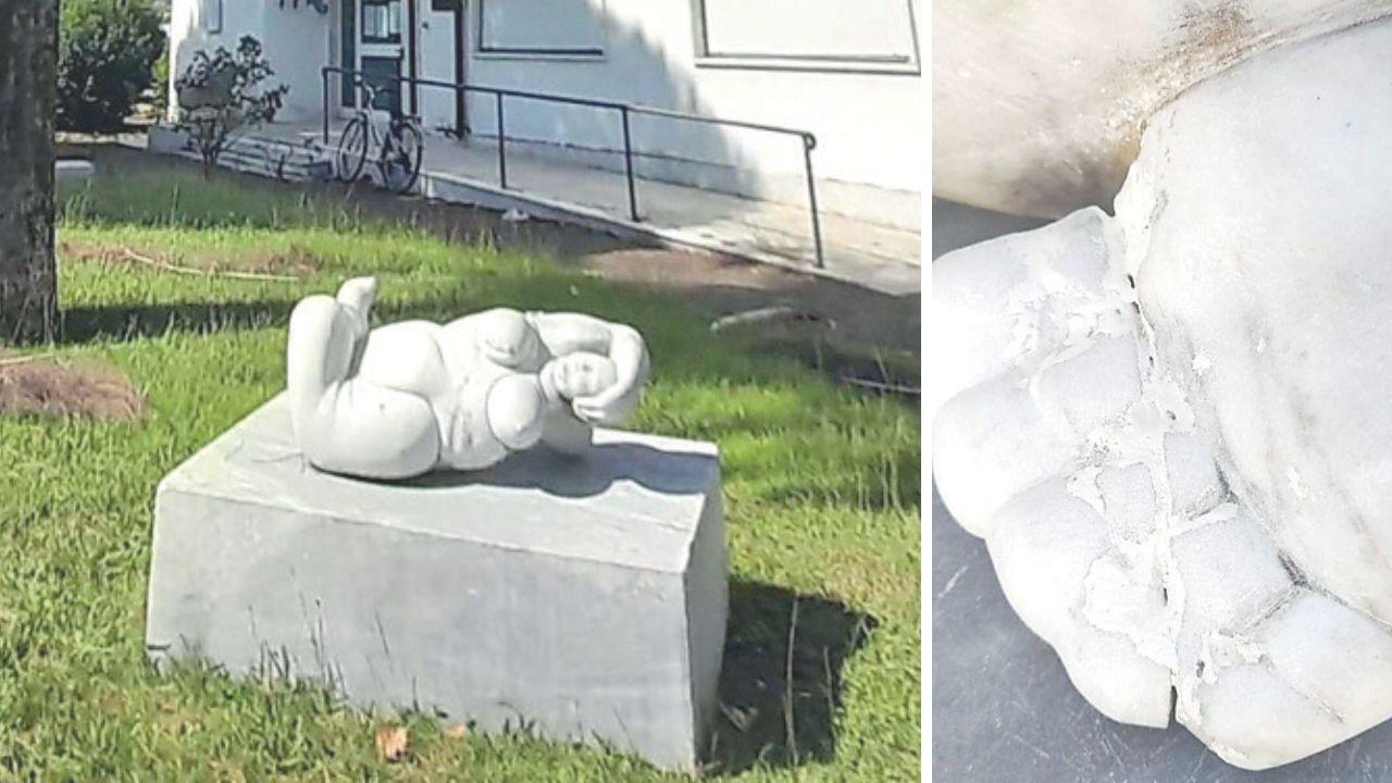 A sx la scultura nell’aiuola davanti alla sede distaccata del Comune, a Marina di Carrara. A dx il piede spezzato e riattaccato