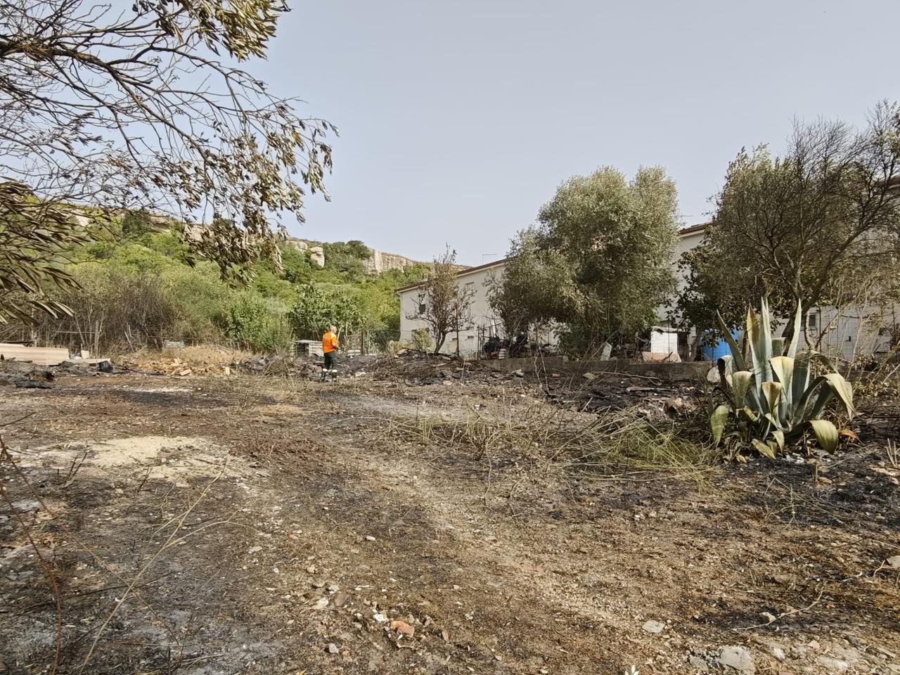 Notte di fuoco nel Sassarese, le fiamme arrivano nei cortili delle case: paura tra i residenti