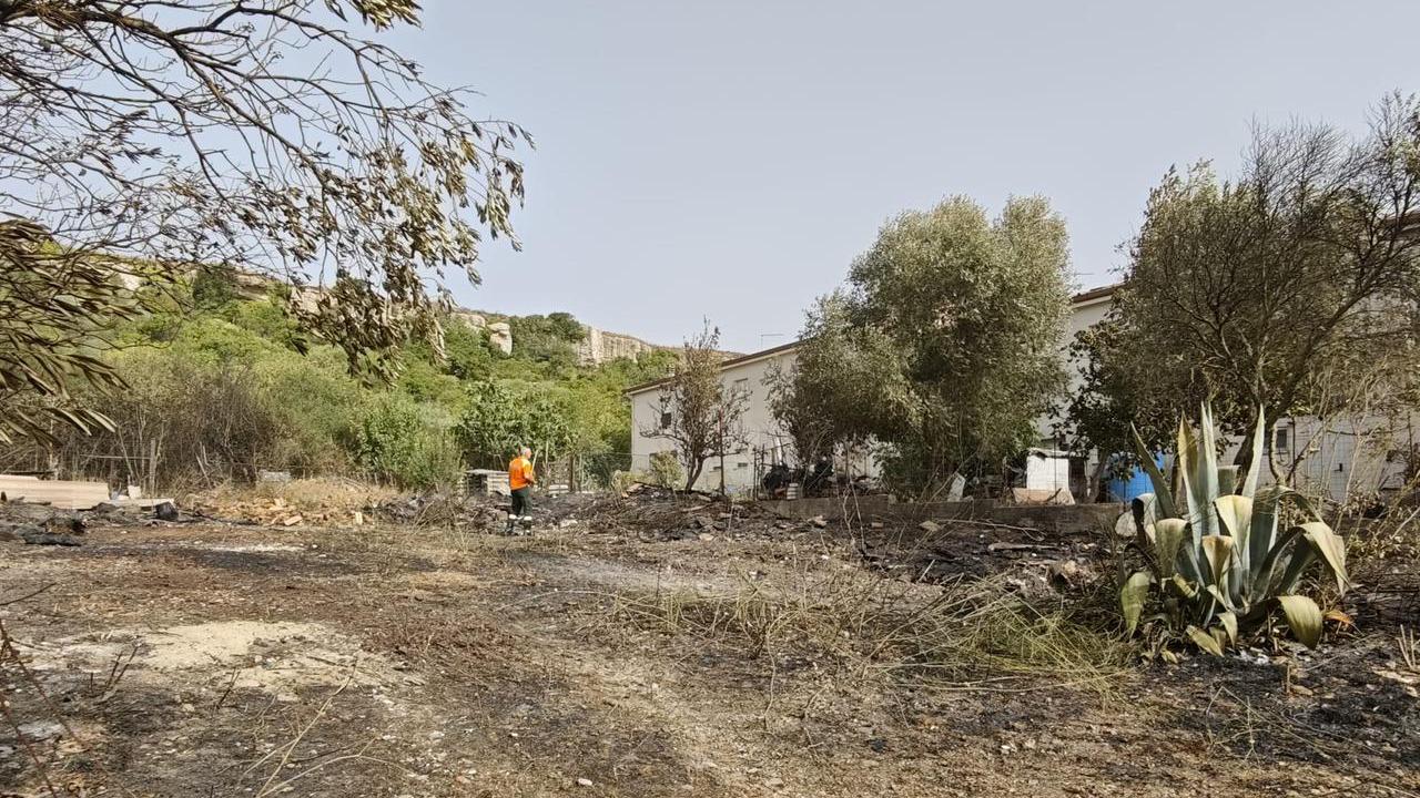 Notte di fuoco nel Sassarese, le fiamme arrivano nei cortili delle case: paura tra i residenti